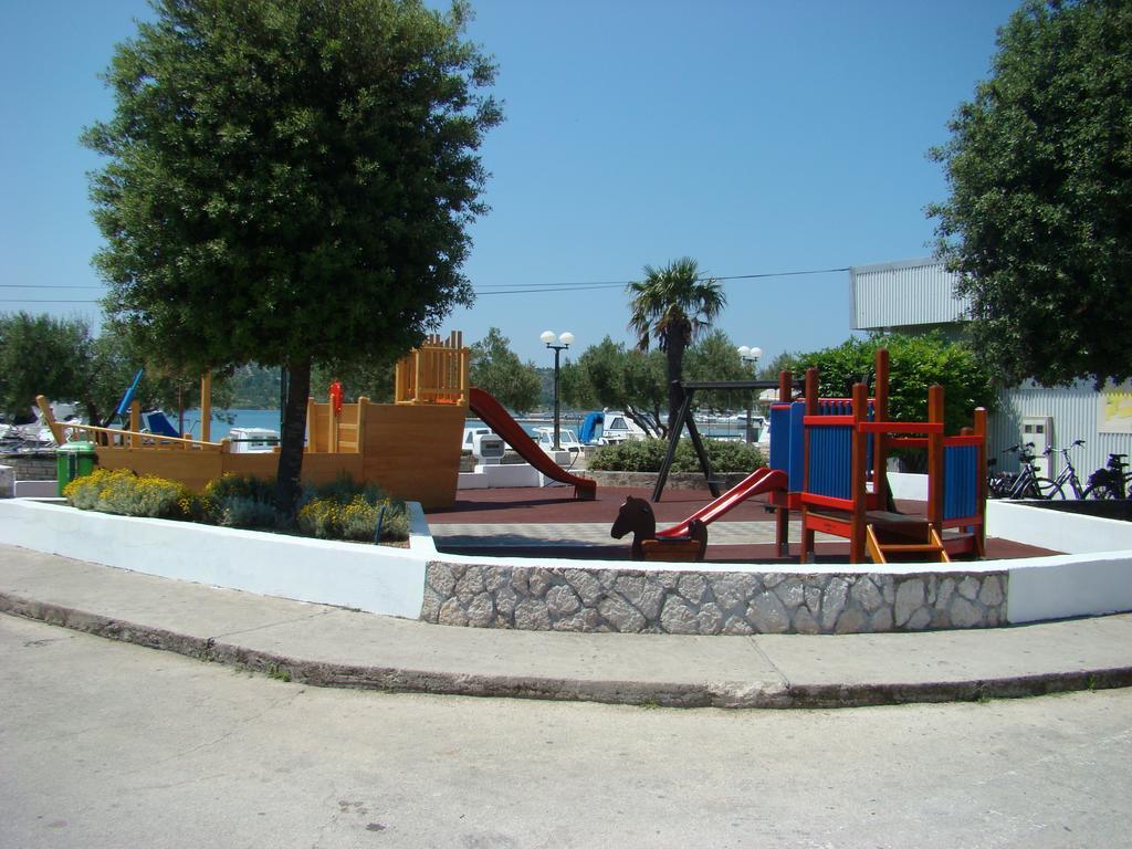 Apartments Pinus Pirovac Kültér fotó